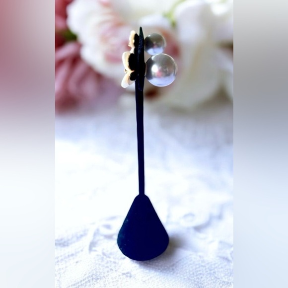 Kate Spade Mother Of Pearl Flower + Pearl Stud Earrings Gold (2 Pair In One) - Picture 3 of 4